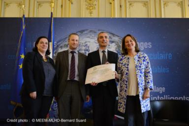 Démonstrateur de la Ville  Durable - De gauche à droite :  Madame Emmanuelle Cosse, Ministre du Logement et de l’Habitat Durable, François Dutilleul, Président du Groupe Rabot Dutilleul, Philippe Rémignon, Directeur Général de Vilogia S.A, Madame Ségolène Royale, Ministre de l’Environnement, de l’Energie et de la Mer