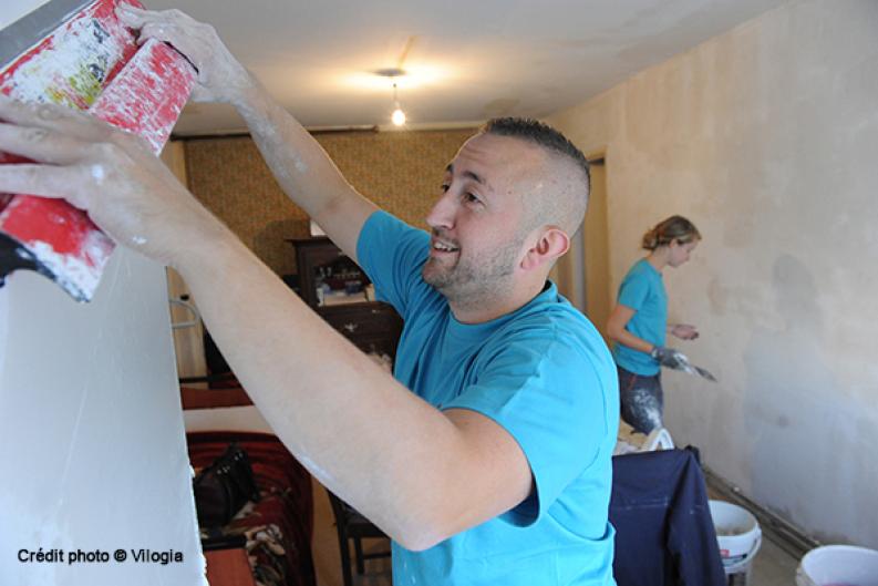 Les Compagnons Bâtisseurs effectuent des travaux de rénovation dans un logement.