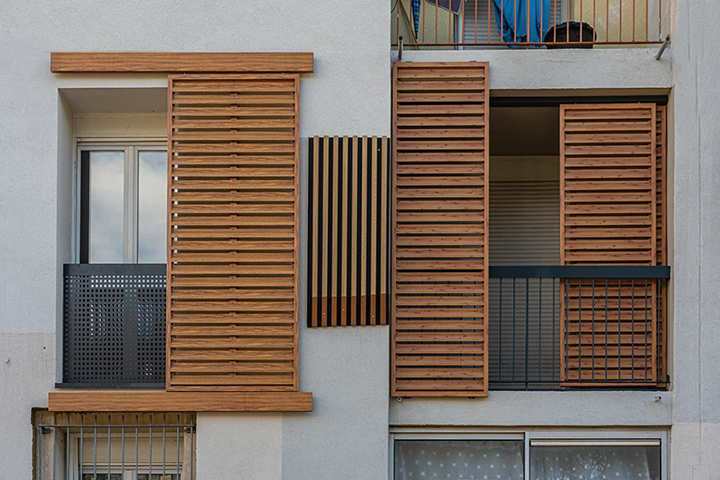 A Arles, dans le quartier Griffeuille, Vilogia recourt à des brise-soleil afin de réduire la surchauffe des façades et d’améliorer durablement le confort d’été dans chaque logement.