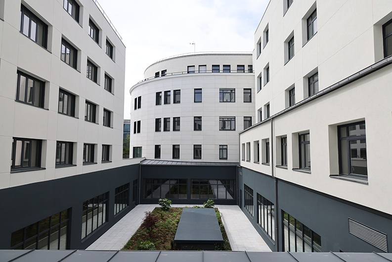 dans le cadre de la transformation des anciens locaux d’Airbus à Suresnes en un nouveau bâtiment multi-usages, dont une résidence étudiante de près de 300 logements, 93,5% des matériaux ont été recyclés ou réemployés. 