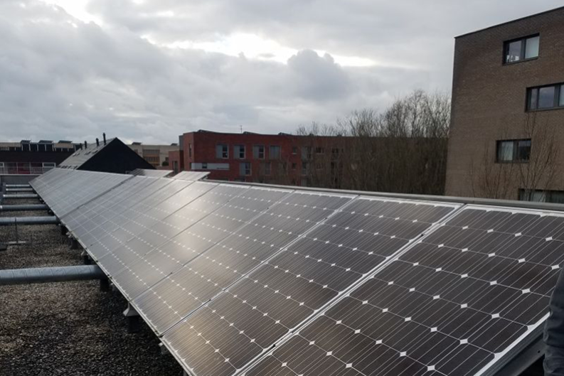 Des panneaux solaires sur le toit d'une résidence à Lille