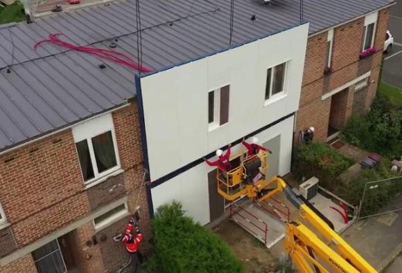 Installation d'un panneau EnergieSprong sur la façade d'une maison