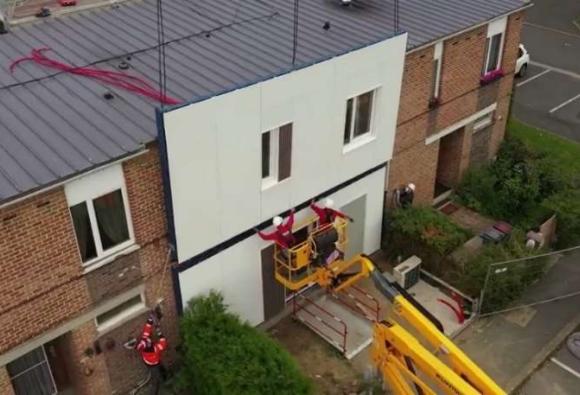 Pose d'une façade isolante préfabriquée à Wattrelos