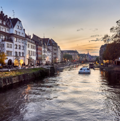 Bateau Sur La Rivière à Strasbourg