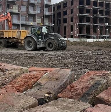 Dans le cadre du projet d’aménagement de la friche Desurmont à Tourcoing, Vilogia a réussi à reconditionner 400 000 briques du site existant avec La Méta, son GIE de renouvellement urbain. Elles seront réutilisées directement sur site ainsi que sur d’autres opérations comme parement. 